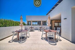 2BR Condo With Rooftop Pool - 2 Min Walk to Beach