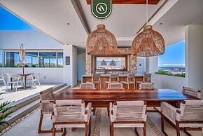 2BR Condo With Rooftop Pool - 2 Min Walk to Beach