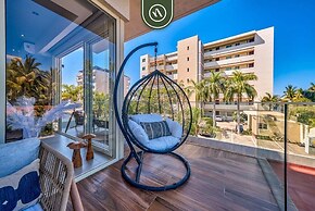 2BR Condo With Rooftop Pool - 2 Min Walk to Beach