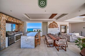 2BR Condo With Rooftop Pool - 2 Min Walk to Beach
