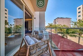 2BR Condo With Rooftop Pool - 2 Min Walk to Beach
