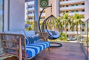 2BR Condo With Rooftop Pool - 2 Min Walk to Beach