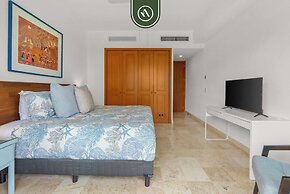 Stylish 2 BR Condo - Pools - Golf - Membership