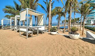 Oceanfront 2BR Condo -private Balcony - Beach