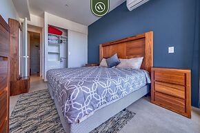Oceanfront 2BR Condo -private Balcony - Beach