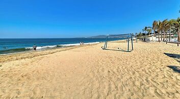 Oceanfront 2BR Condo -private Balcony - Beach