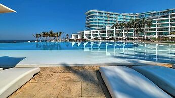 Oceanfront 2BR Condo -private Balcony - Beach
