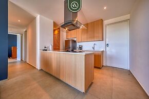 Oceanfront 2BR Condo -private Balcony - Beach