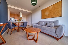 Oceanfront 2BR Condo -private Balcony - Beach