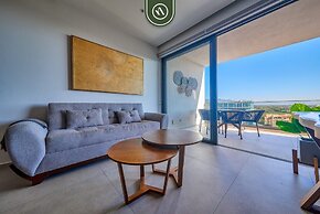 Oceanfront 2BR Condo -private Balcony - Beach