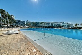 Beachfront Duplex With Multiple Pools - Beachclub
