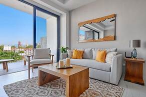 Amazing 2BR Apt -private Balcony - Rooftop Pool