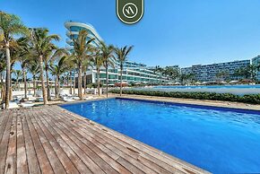 Beachfront 2BR Condo With Pool and Beachclub