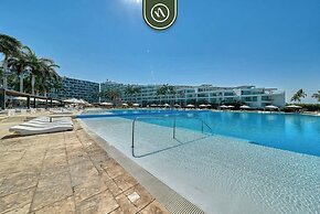 Beachfront 2BR Condo With Pool and Beachclub