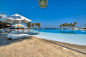 Beachfront 2BR Condo With Pool and Beachclub