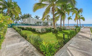Oceanview 1 BR Condo With Pools and Beach Access