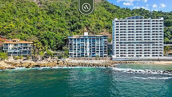 Oceanfront 2 BR Condo With Spectacular View - Pool
