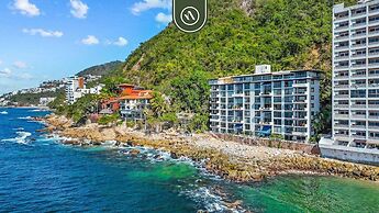 Oceanfront 2 BR Condo With Spectacular View - Pool