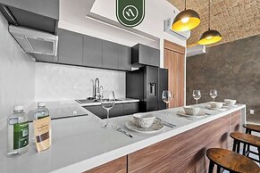 Restored Historic 2 BR Condo in Downtown - Pool