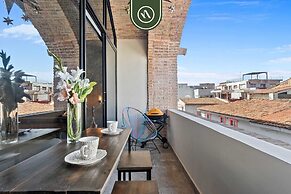 Restored Historic 2 BR Condo in Downtown - Pool