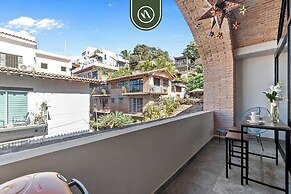 Restored Historic 2 BR Condo in Downtown - Pool