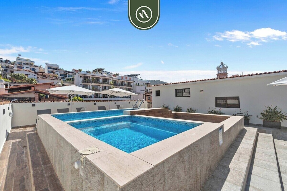 Restored Historic 2 BR Condo in Downtown - Pool
