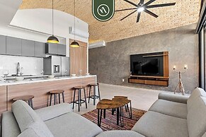 Restored Historic 2 BR Condo in Downtown - Pool