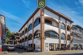 Restored Historic 2 BR Condo in Downtown - Pool
