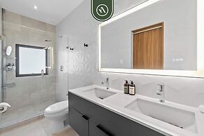 Restored Historic 2 BR Condo in Downtown - Pool