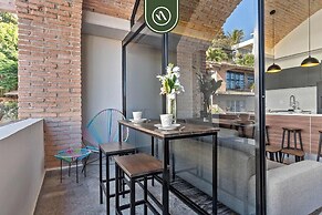 Restored Historic 2 BR Condo in Downtown - Pool
