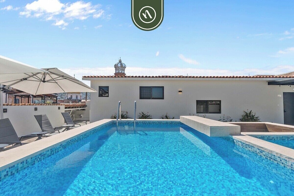 Restored Historic 2 BR Condo in Downtown - Pool