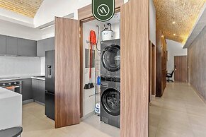 Restored Historic 2 BR Condo in Downtown - Pool