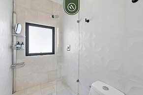 Restored Historic 2 BR Condo in Downtown - Pool
