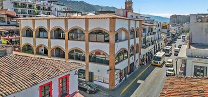 Restored Historic 2 BR Condo in Downtown - Pool