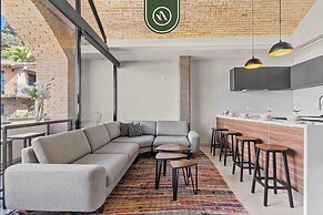 Restored Historic 2 BR Condo in Downtown - Pool