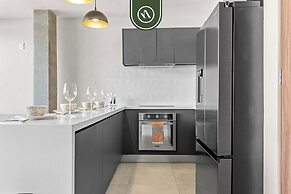 Restored Historic 2 BR Condo in Downtown - Pool