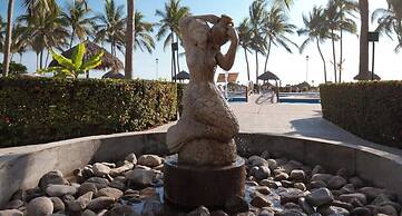 Mexican Styled 2 BR Condo - Beachfront - Pool