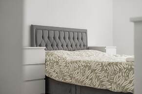 2 Bed Flat - Sleeps 2 - Parking - Wifi