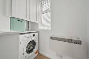 2 Bed Flat - Sleeps 2 - Parking - Wifi