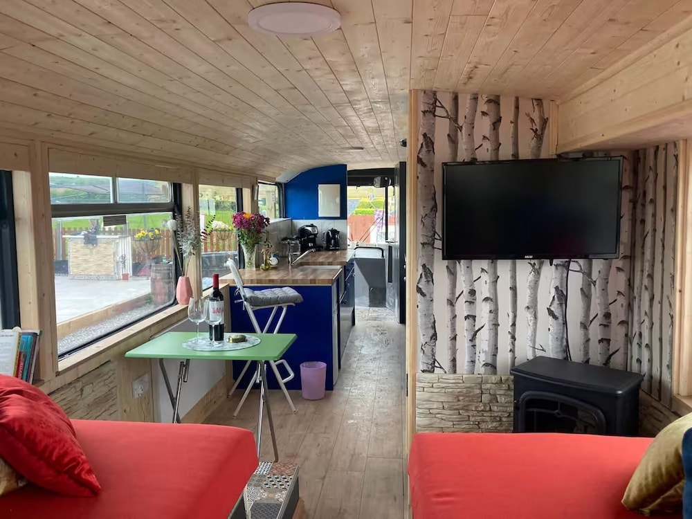 Ballinadee Bus - Boutique Bus Accommodation