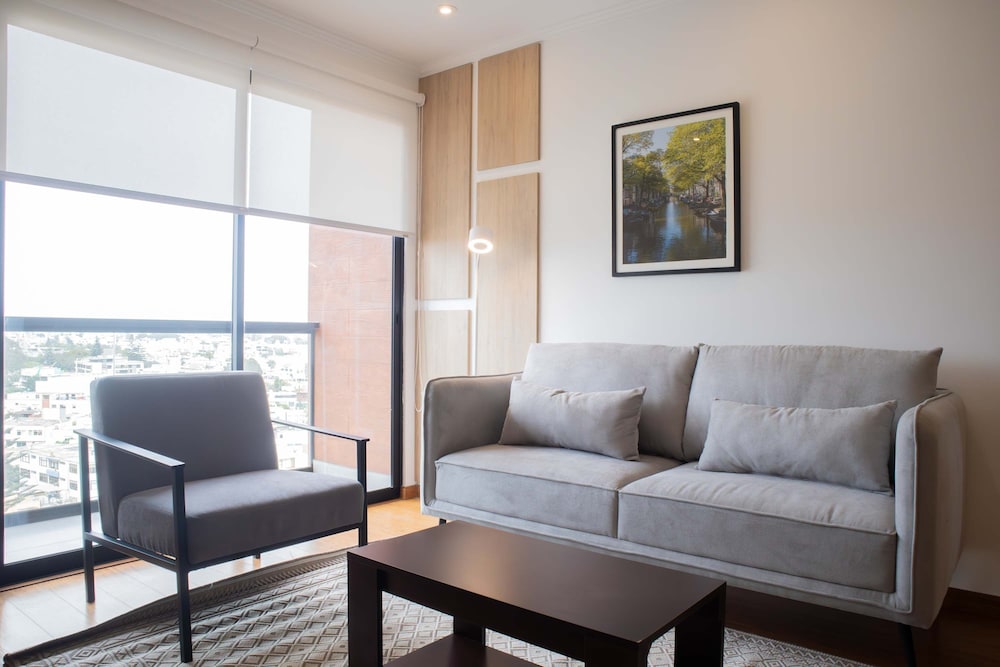 w Inviting 2BR w Balcony in Miraflores