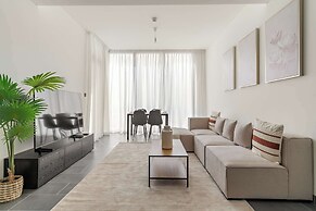 Spacious 2BR in The Crest With Pool and gym