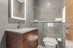 Spacious 2BR in The Crest With Pool and gym