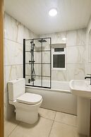 Prime 4BR Reading House & Free Parking