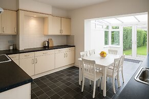 Prime 4BR Reading House & Free Parking