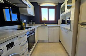 Apartment - Sleeps 4 - Pool - Balcony - Parking