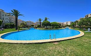 Apartment - Sleeps 4 - Pool - Balcony - Parking