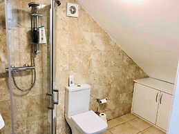 Small 3 Bed Flat Near Heathrow