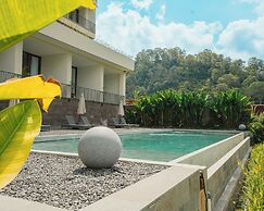 Tribhuwana Padma Lake Resort
