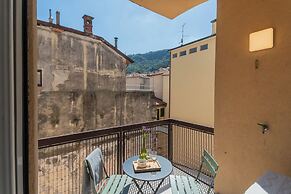 Como Volta Square With Terrace by Rent all Como